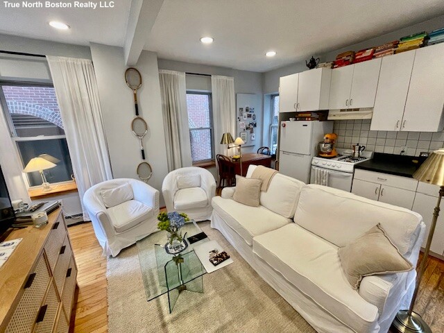 1 bed, 1 bath apartment for rent at 15 Thacher Ct Unit 1, North End