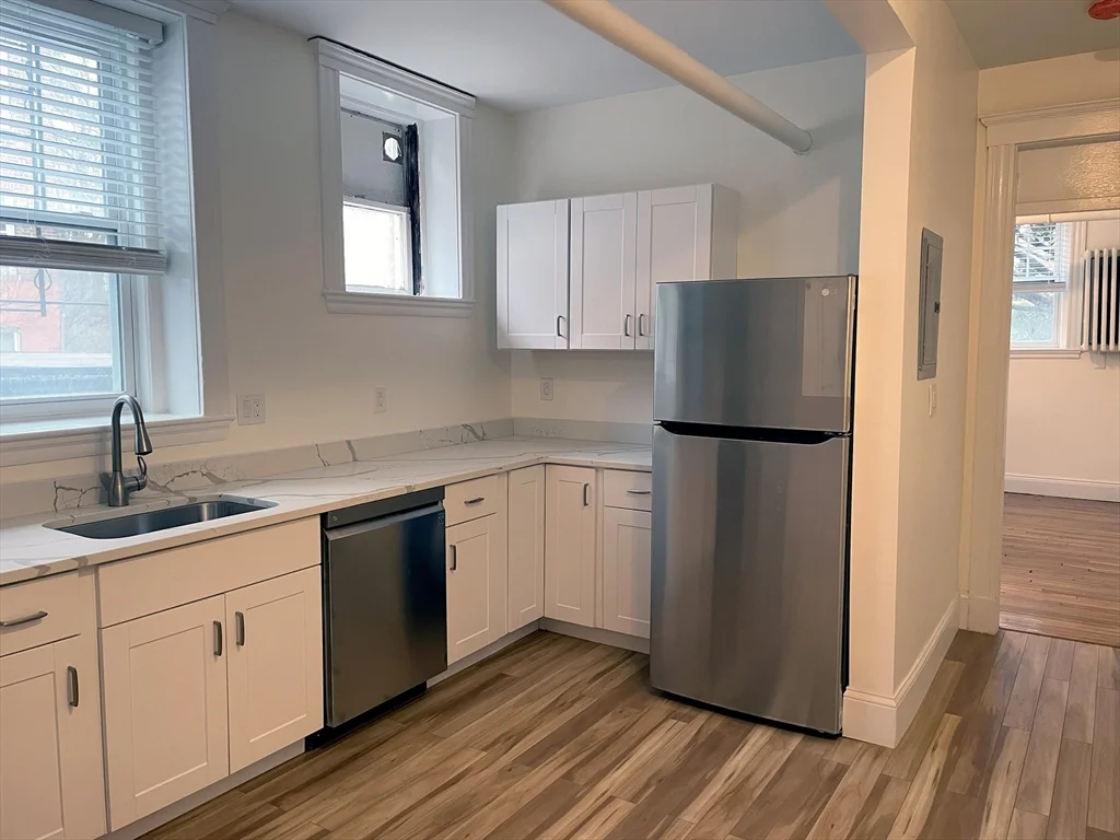 3 bed, 1 bath apartment for rent at 15 Thatcher St Unit B, Coolidge Corner — photo 2 of 11