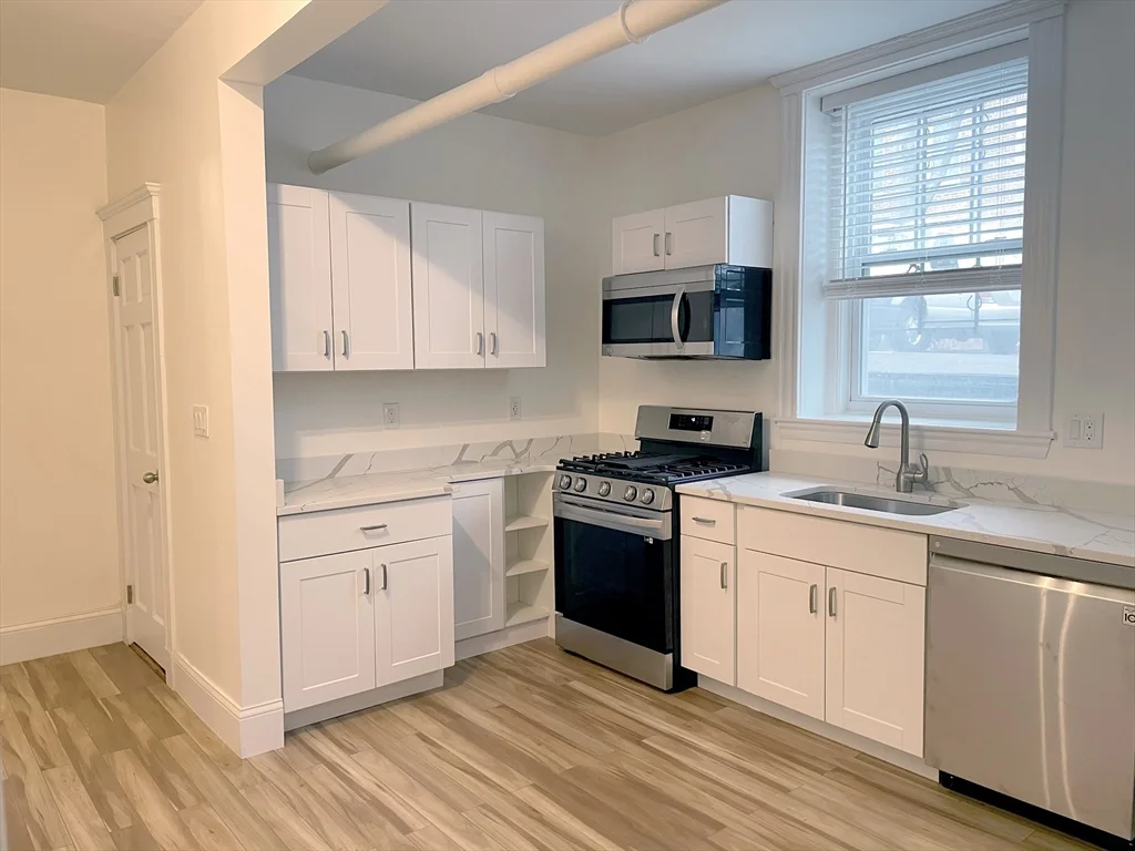 3 bed, 1 bath apartment for rent at 15 Thatcher St Unit B, Coolidge Corner — photo 1 of 11