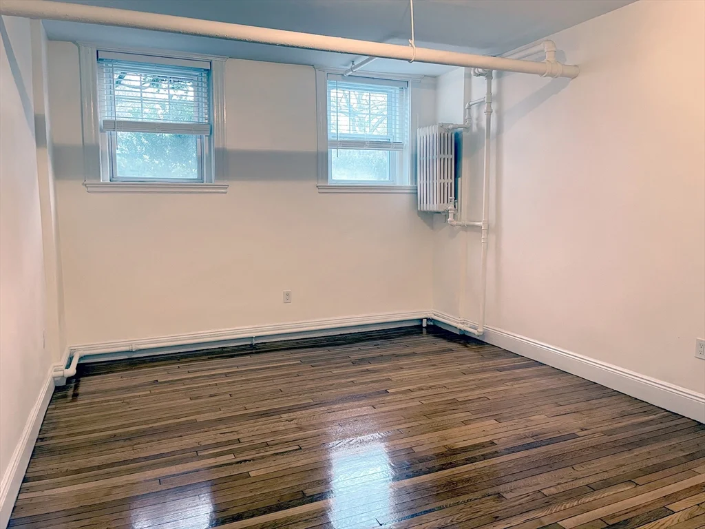 3 bed, 1 bath apartment for rent at 15 Thatcher St Unit B, Coolidge Corner — photo 4 of 11