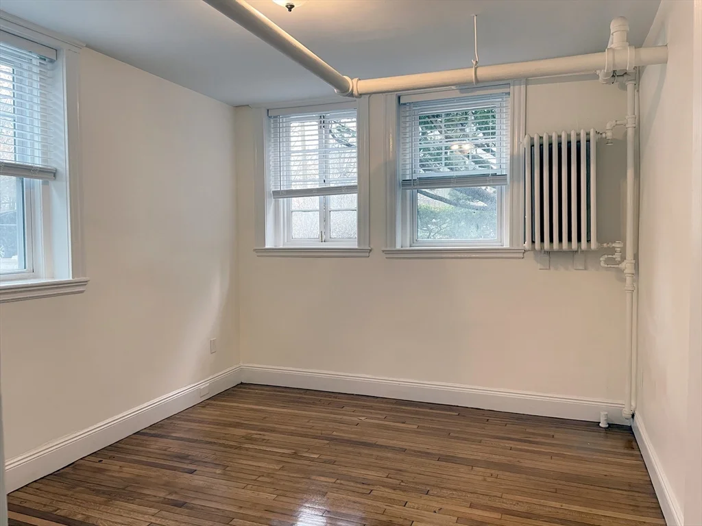 3 bed, 1 bath apartment for rent at 15 Thatcher St Unit B1, Coolidge Corner — photo 5 of 8