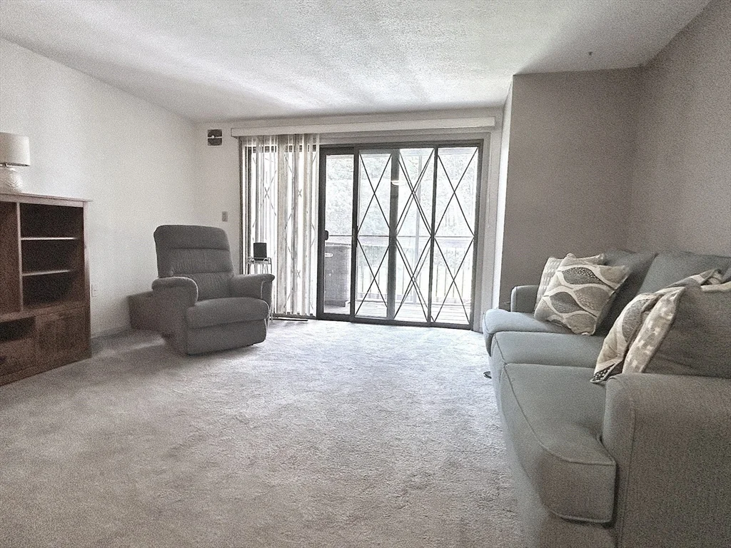 2 bed, 1 bath apartment for rent at 15 Thompson Dr Unit 12, Randolph — photo 3 of 11