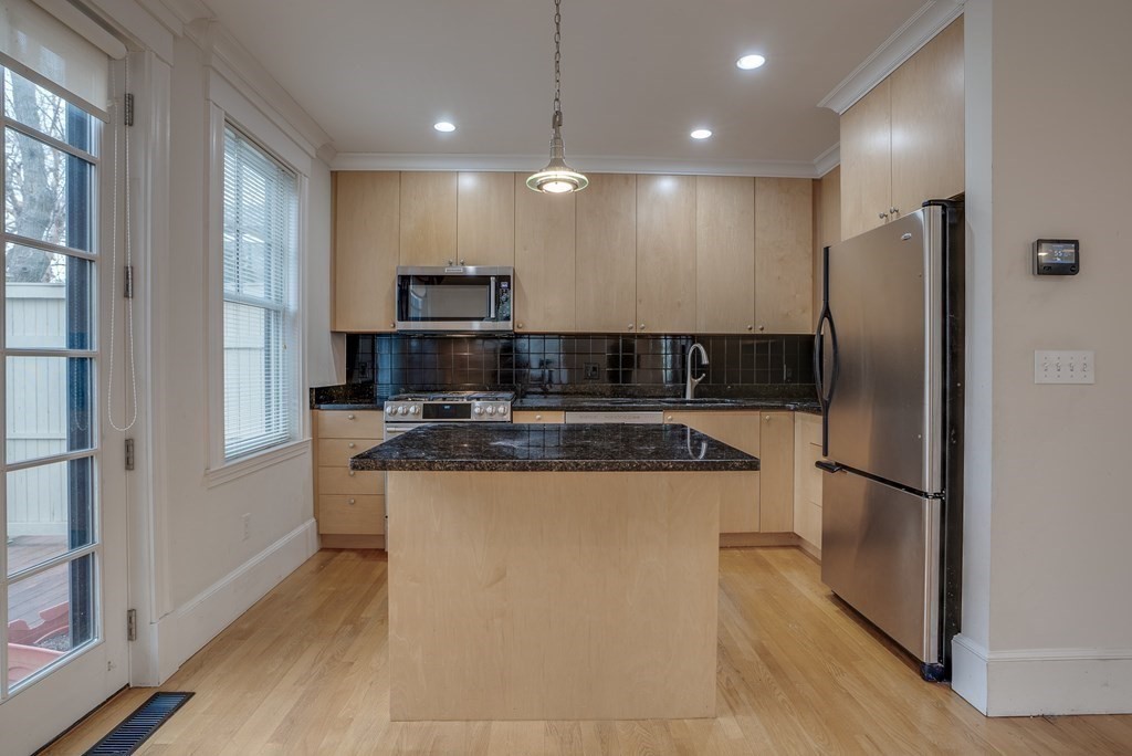 3 bed, 2 bath apartment for rent at 15 Valentine St Unit 3, Cambridgeport — photo 2 of 11