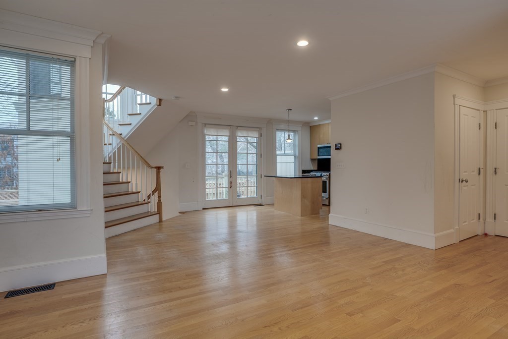 3 bed, 2 bath apartment for rent at 15 Valentine St Unit 3, Cambridgeport — photo 4 of 11