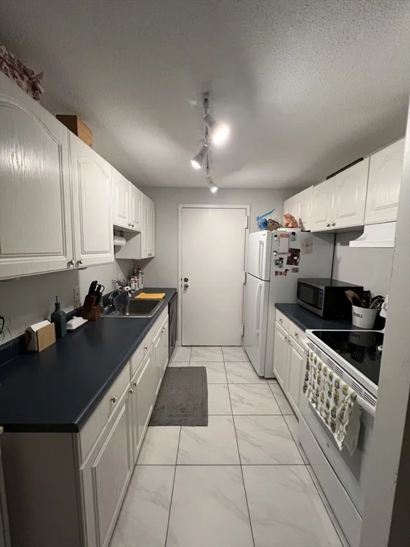 1 bed, 1 bath apartment for rent at 15 Village Hill Ln Unit 12, Natick — photo 4 of 17