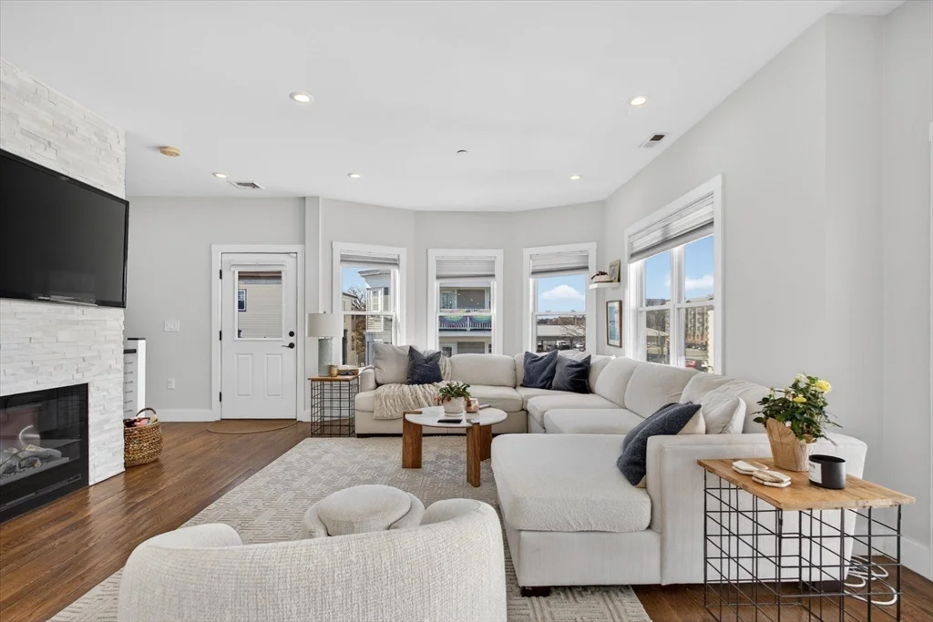 2 bed, 2 bath apartment for rent at 15 W Bellflower St Unit 3, South Boston — photo 6 of 23