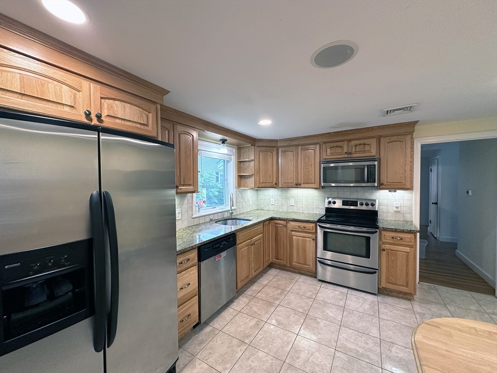 3 bed, 2 bath apartment for rent at 15 Wayland Rd Unit 0, Wakefield — photo 5 of 18