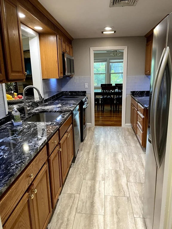 4 bed, 2 bath apartment for rent at 15 Winchester Dr, Lexington — photo 18 of 33