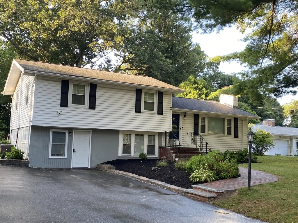 4 bed, 2 bath apartment for rent at 15 Winchester Dr, Lexington — photo 1 of 33