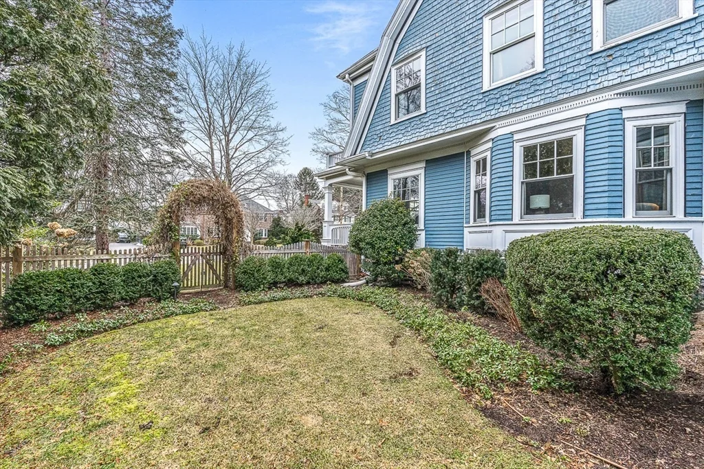 5 bed, 3 bath apartment for rent at 15 Yale St, Winchester — photo 39 of 42