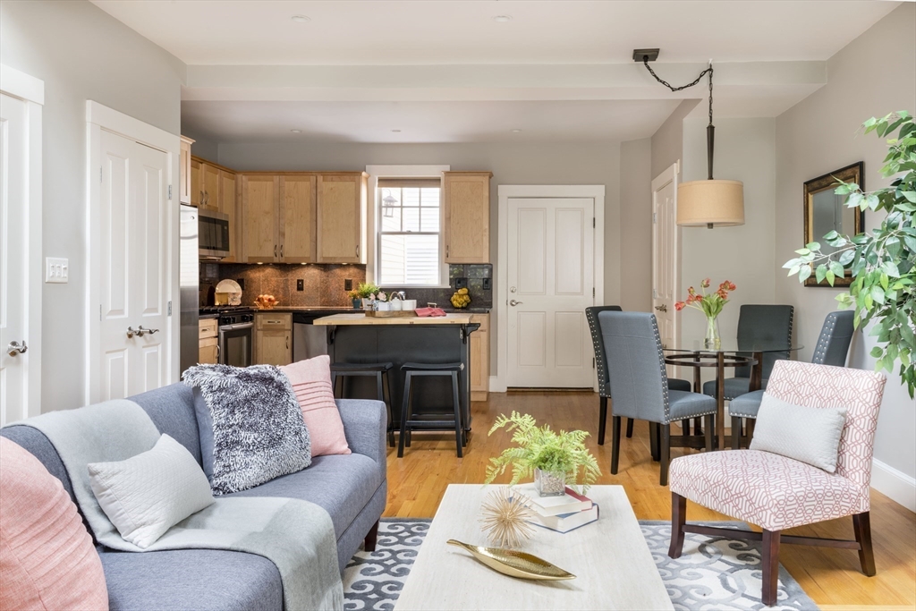 1 bed, 1 bath apartment for rent at 15 York Pl Unit 3, Wellington-Harrington — photo 3 of 10
