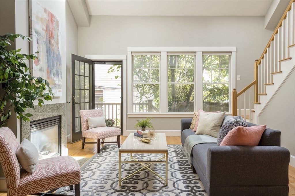 1 bed, 1 bath apartment for rent at 15 York Pl Unit 3, Wellington-Harrington — photo 1 of 10