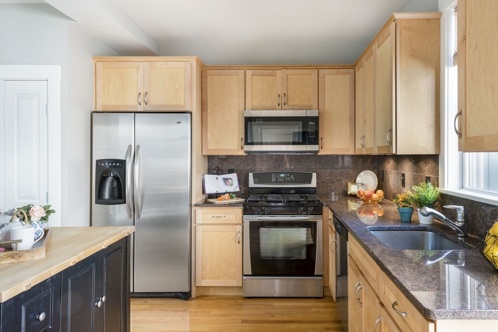 1 bed, 1 bath apartment for rent at 15 York Pl Unit 3, Wellington-Harrington — photo 2 of 10