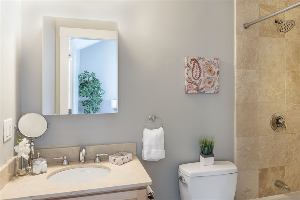 1 bed, 1 bath apartment for rent at 15 York Pl Unit 3, Wellington-Harrington — photo 9 of 10