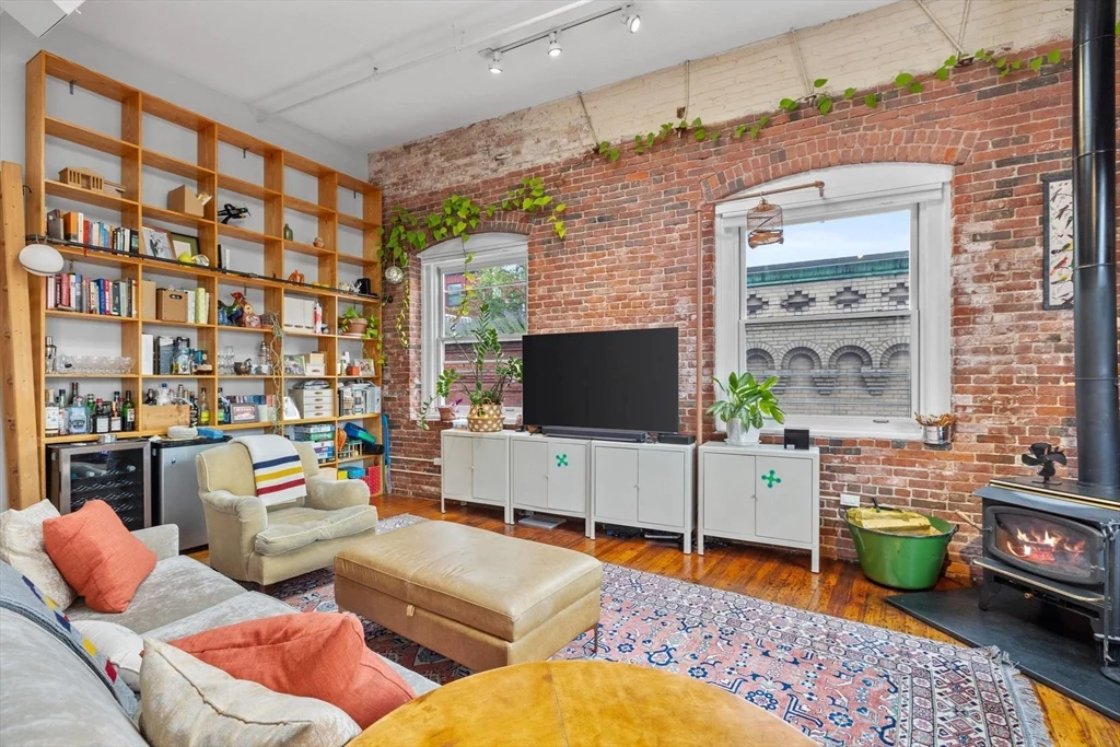 3 bed, 2 bath apartment for rent at 150 Lincoln St Unit 6A, Leather District — photo 2 of 15