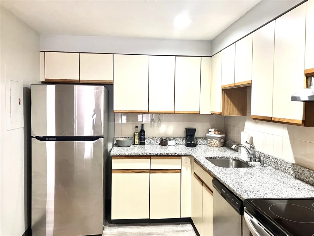 1 bed, 1 bath apartment for rent at 150 Lynnway Unit 103, Lynn — photo 7 of 17