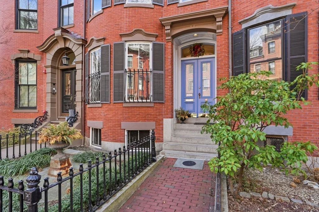 4 bed, 2 bath apartment for rent at 150 W Concord St Unit 2, South End — photo 1 of 28