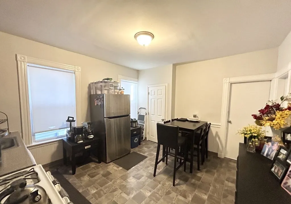 4 bed, 2 bath apartment for rent at 151 East Cottage Unit 1, Boston — photo 3 of 12