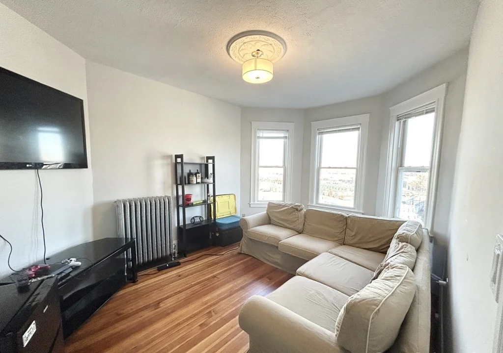 4 bed, 2 bath apartment for rent at 151 East Cottage Unit 3, Dorchester — photo 3 of 10