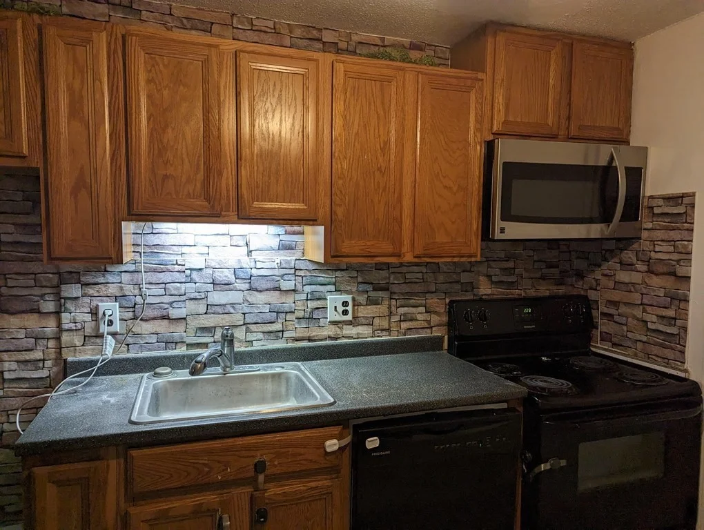 2 bed, 1 bath apartment for rent at 151 King St Unit 101C, Franklin — photo 3 of 9