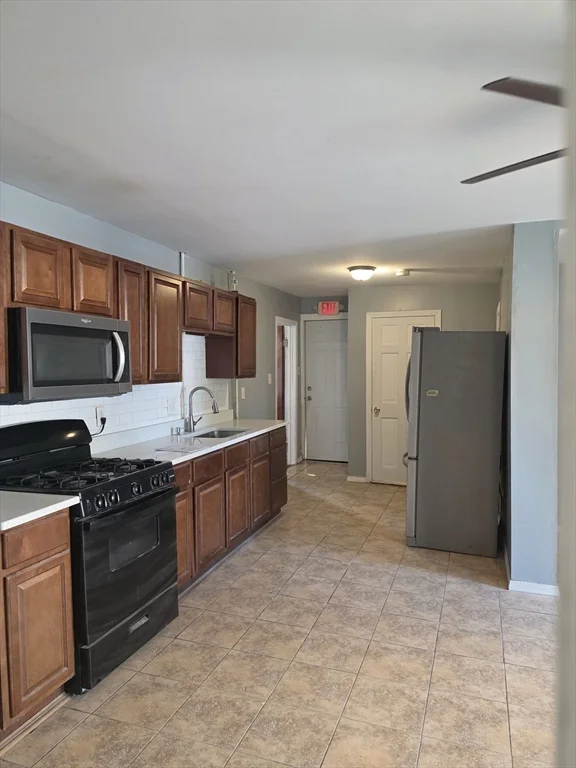 4 bed, 1 bath apartment for rent at 151 Salem Unit 1, Lowell — photo 3 of 11