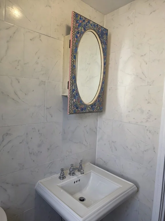 4 bed, 1 bath apartment for rent at 151 Salem Unit 1, Lowell — photo 11 of 11