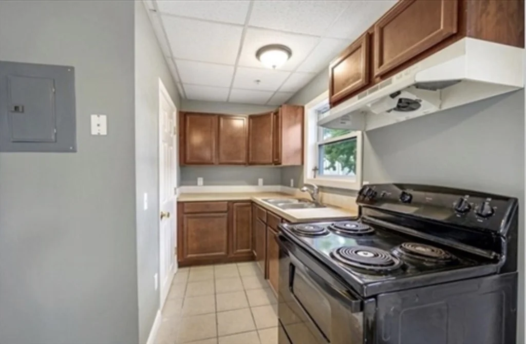 1 bed, 1 bath apartment for rent at 151 Whipple St Unit 1, Fall River — photo 5 of 12