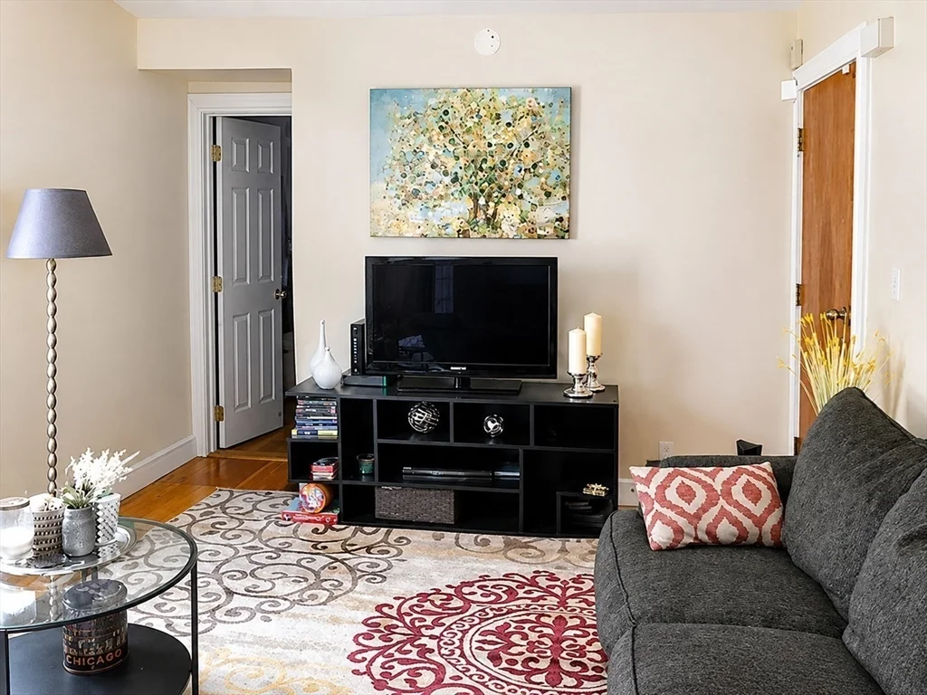 1 bed, 1 bath apartment for rent at 1512 Hyde Park Unit 1, Hyde Park — photo 4 of 10