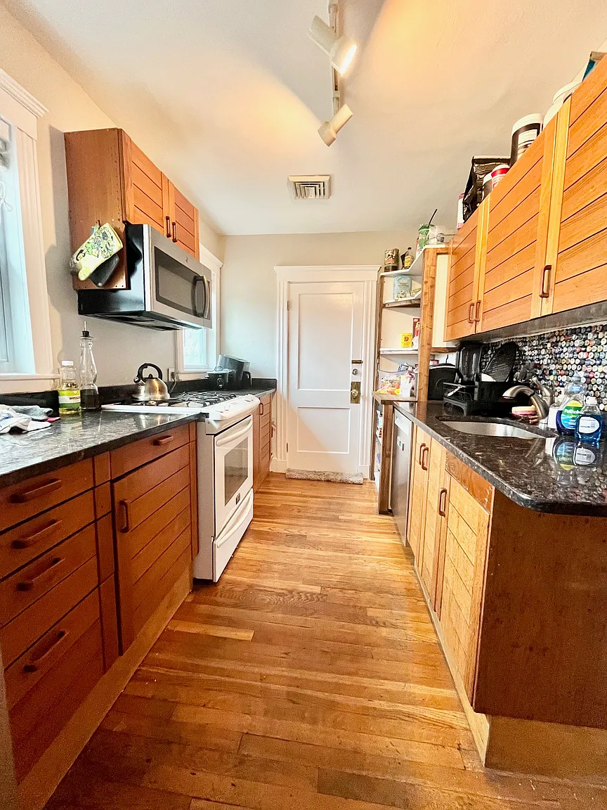 6 bed, 2 bath apartment for rent at 152-154 Parker Hill Ave Unit 2, Mission Hill — photo 5 of 17