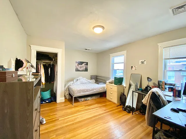 6 bed, 2 bath apartment for rent at 152-154 Parker Hill Ave Unit 2, Mission Hill — photo 6 of 17