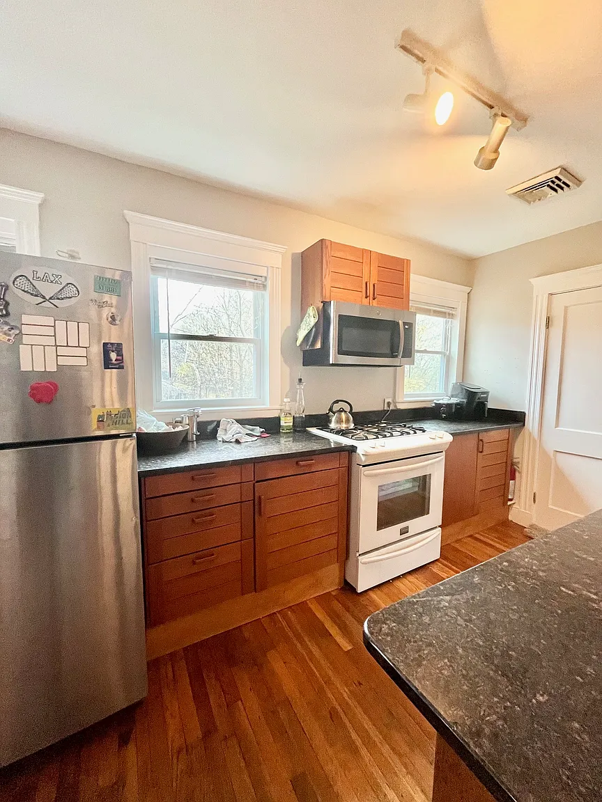 6 bed, 2 bath apartment for rent at 152-154 Parker Hill Ave Unit 2, Mission Hill — photo 4 of 17