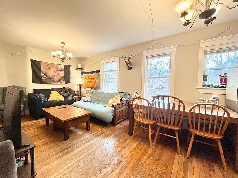 6 bed, 2 bath apartment for rent at 152-154 Parker Hill Ave Unit 2, Mission Hill — photo 3 of 17
