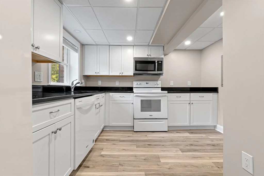 1 bed, 1 bath apartment for rent at 152 Glen St Unit A, Rowley — photo 5 of 17