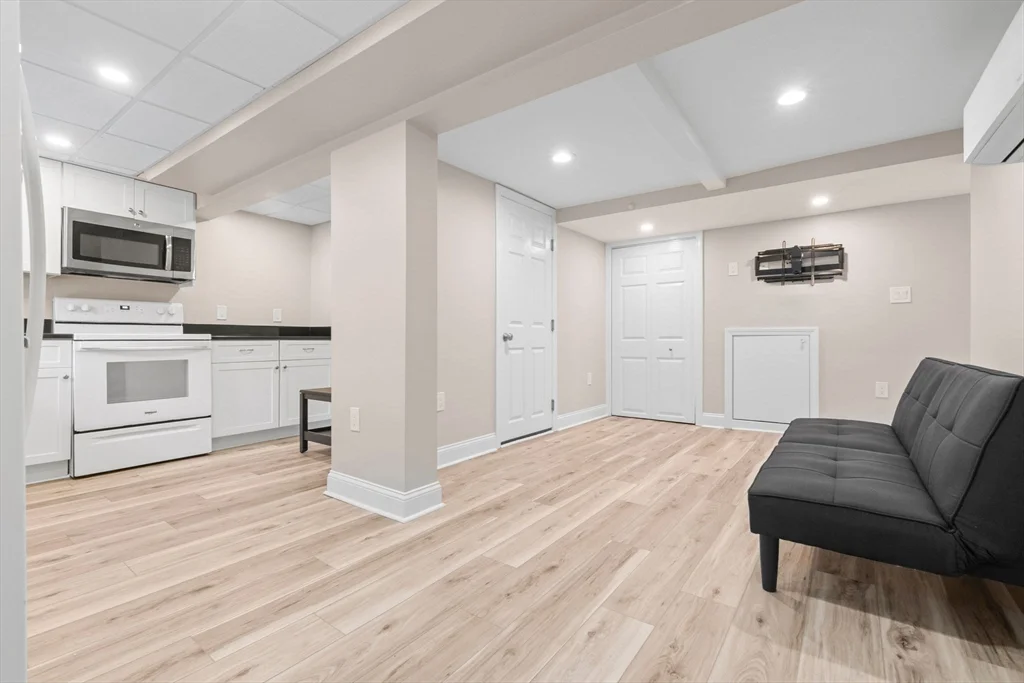 1 bed, 1 bath apartment for rent at 152 Glen St Unit A, Rowley — photo 3 of 17