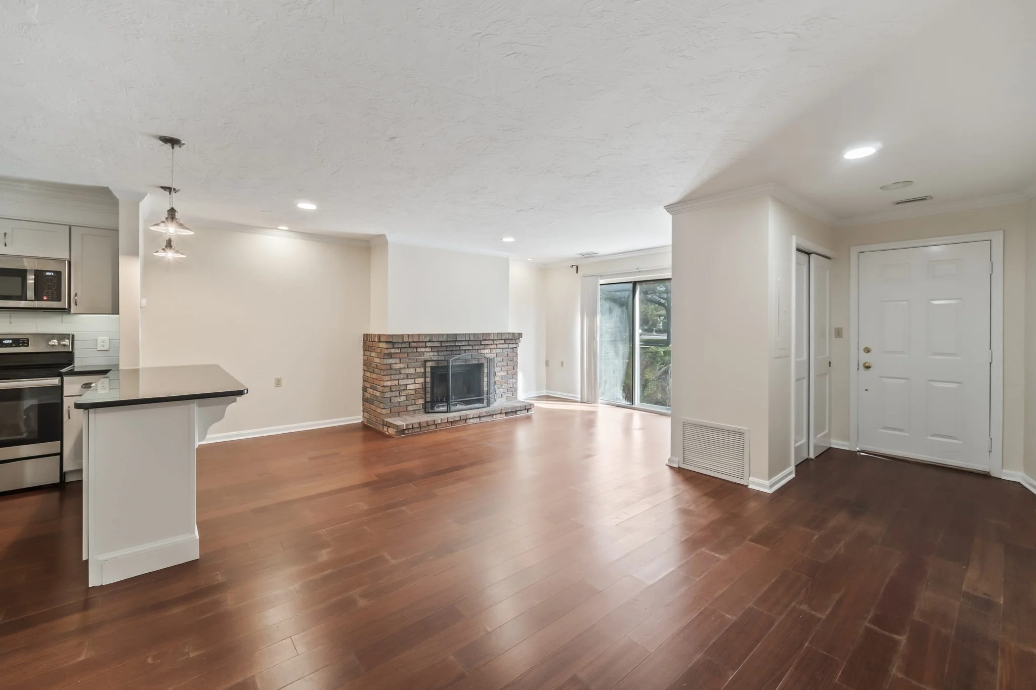 2 bed, 2 bath apartment for rent at 152 Quincy Shore Dr Unit 13, Quincy — photo 3 of 15