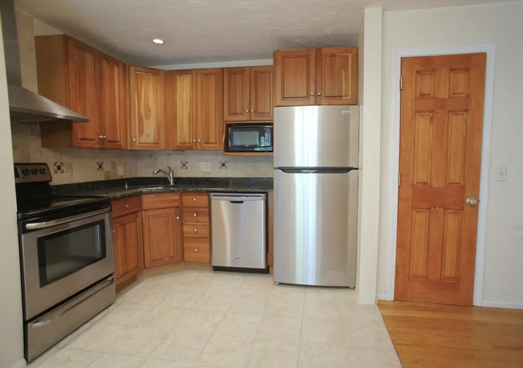 2 bed, 2 bath apartment for rent at 152 Quincy Shore Dr Unit 25, Quincy — photo 3 of 17