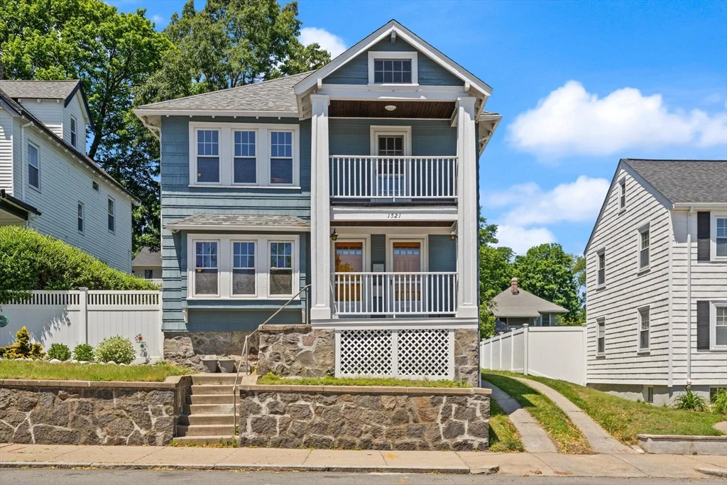 2 bed, 1 bath apartment for rent at 1521 Centre St Unit 1, West Roxbury — photo 1 of 9