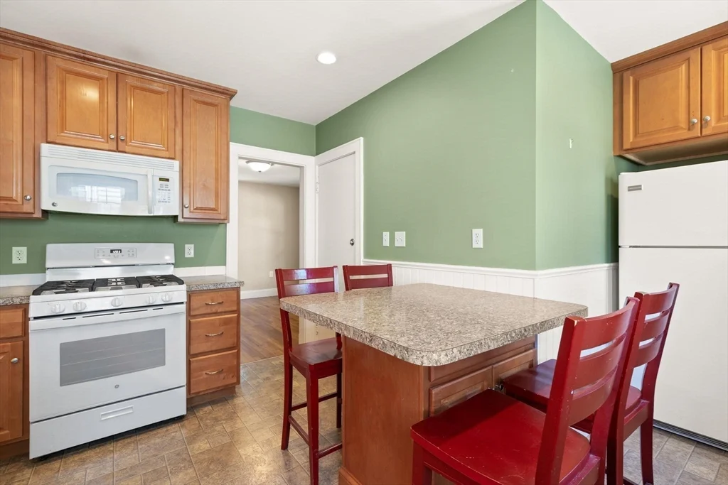 2 bed, 1 bath apartment for rent at 1521 Centre St Unit 1, West Roxbury — photo 6 of 9