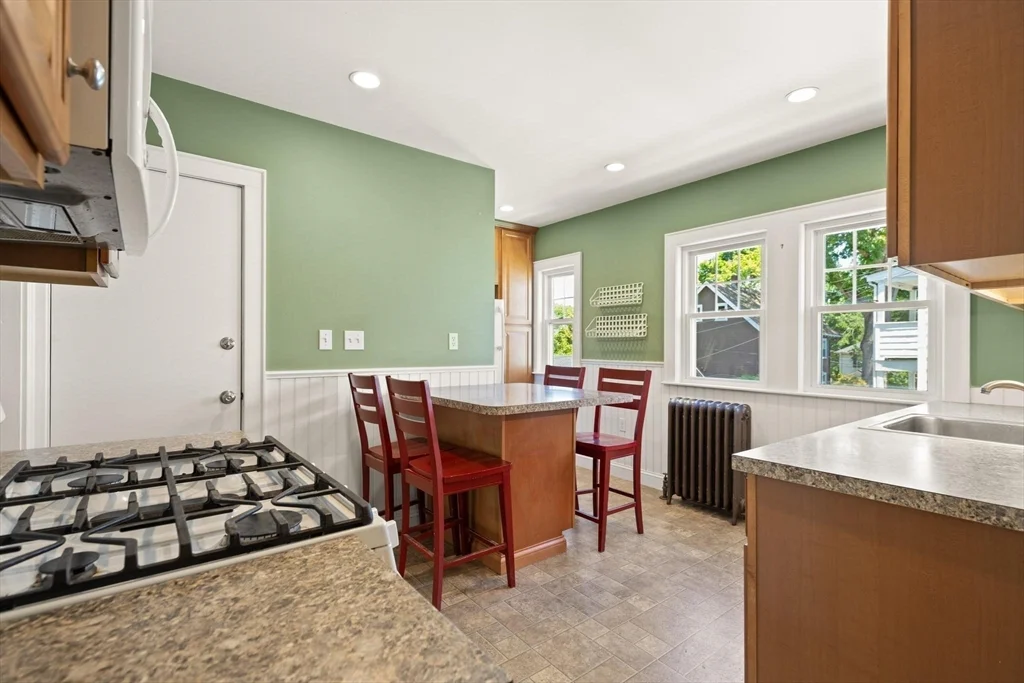 2 bed, 1 bath apartment for rent at 1521 Centre St Unit 1, West Roxbury — photo 5 of 9