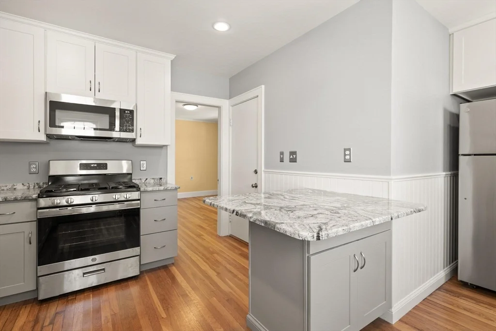 2 bed, 1 bath apartment for rent at 1521 Centre St Unit 2, West Roxbury — photo 6 of 11