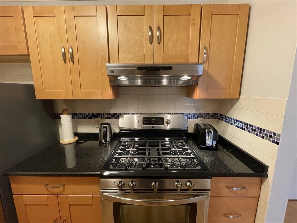 2 bed, 1 bath apartment for rent at 1524 Gorham St Unit 211, Lowell — photo 5 of 17