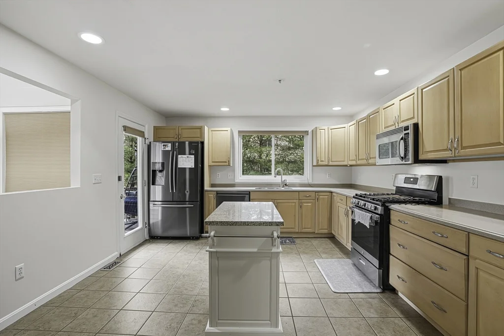 2 bed, 2 bath apartment for rent at 153 America Blvd Unit 153, Ashland — photo 13 of 41