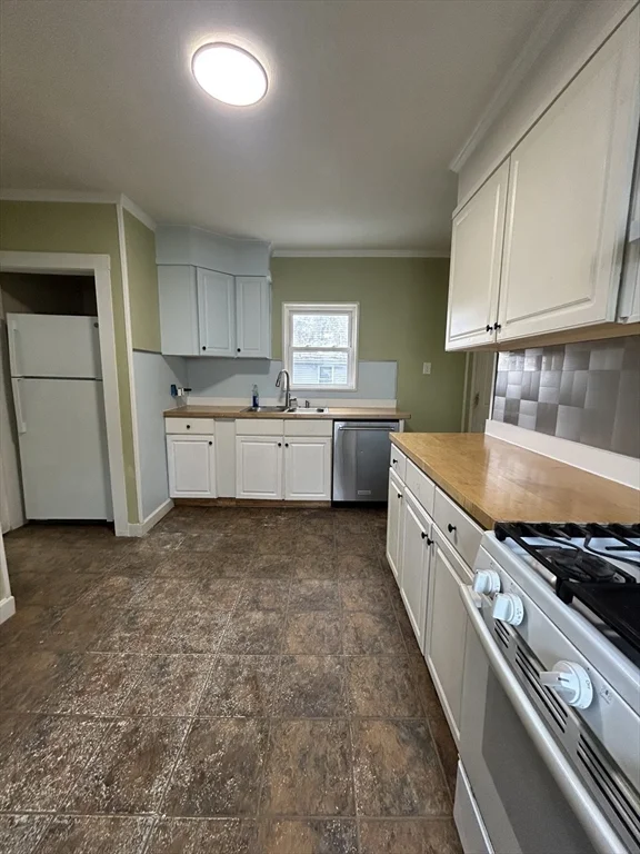 3 bed, 1 bath apartment for rent at 153 Arlington Unit 2, Framingham — photo 6 of 14