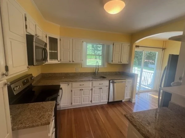 4 bed, 2 bath apartment for rent at 153 Hartwell Rd, Bedford — photo 6 of 29