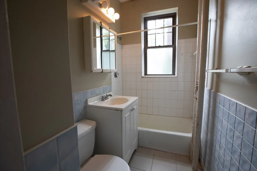 2 bed, 1 bath apartment for rent at 153 Strathmore Rd Unit 4, Brighton — photo 4 of 9