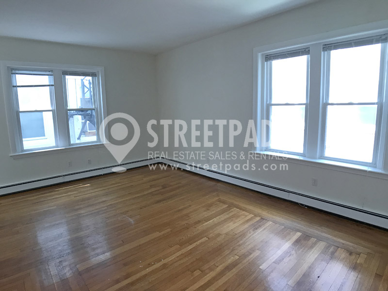 Studio bed, 1 bath apartment for rent at 1539 Beacon St Unit 4, Griggs Park — photo 1 of 14