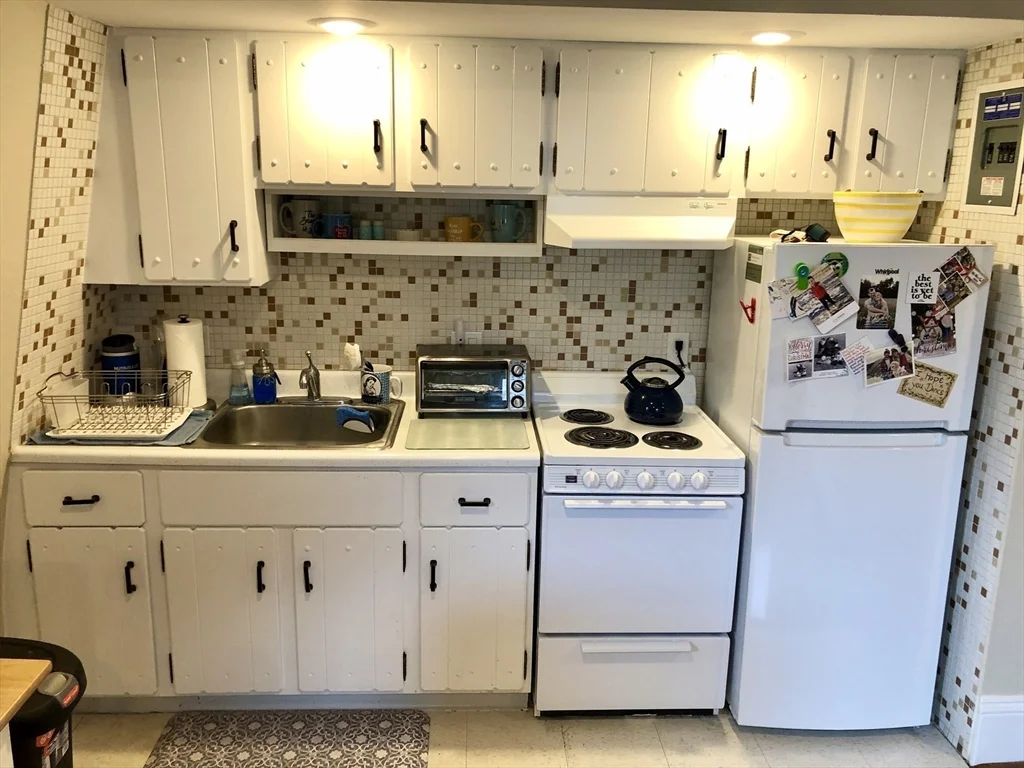 1 bed, 1 bath apartment for rent at 154 Central St Unit 10, Magoun Square — photo 7 of 17
