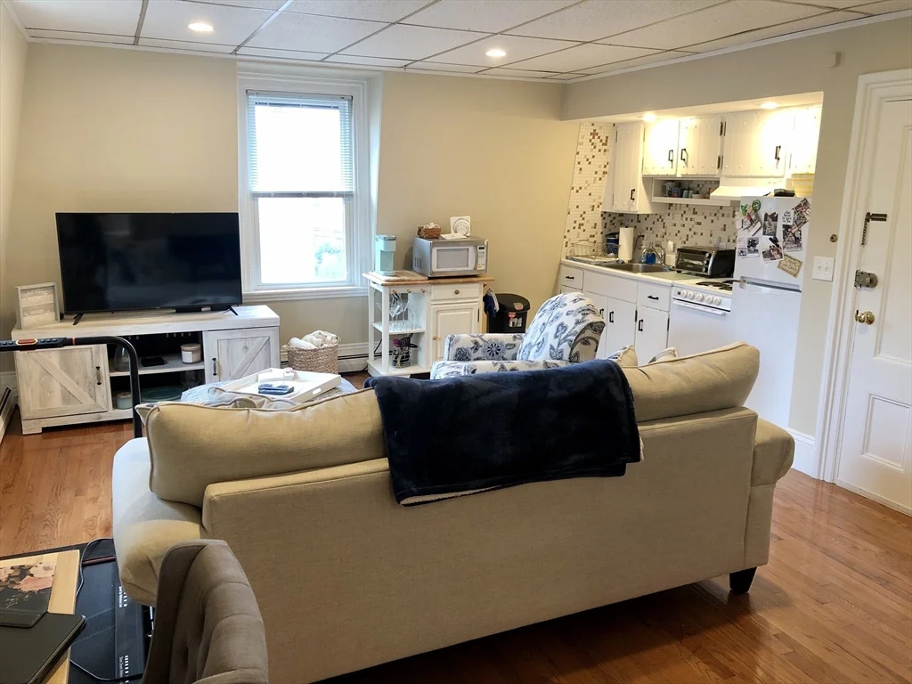1 bed, 1 bath apartment for rent at 154 Central St Unit 10, Magoun Square — photo 5 of 17