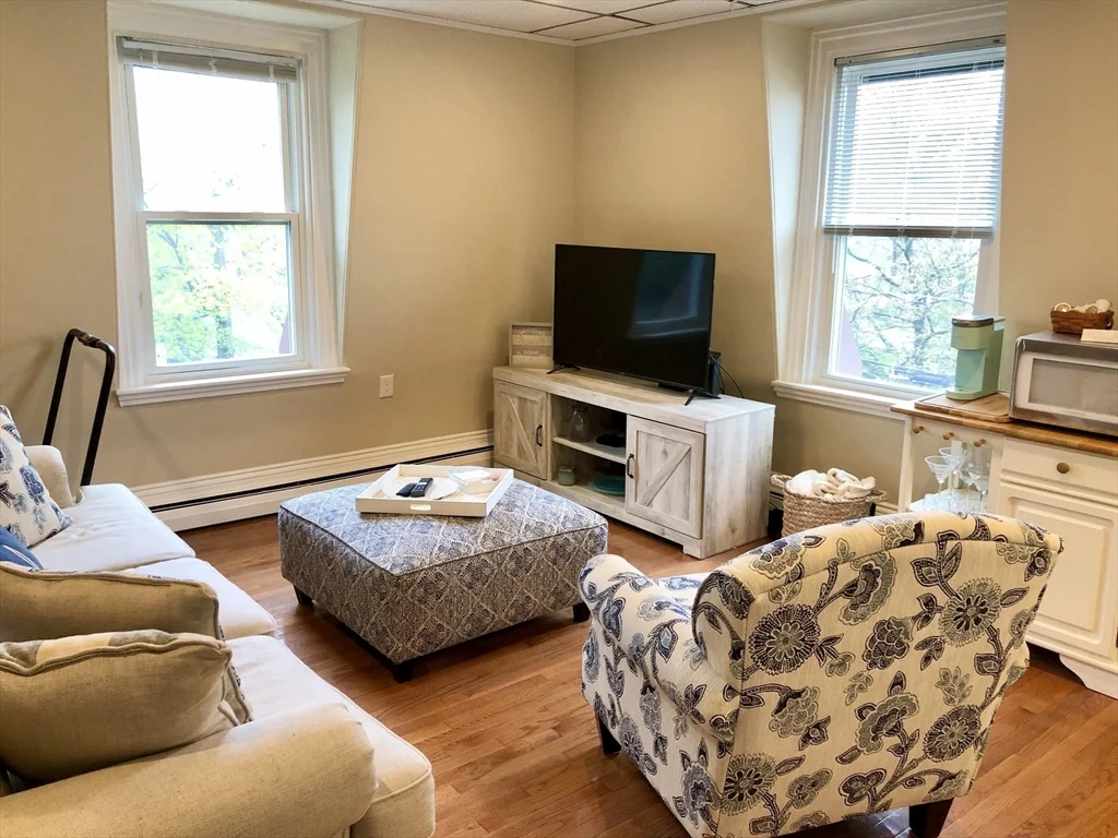 1 bed, 1 bath apartment for rent at 154 Central St Unit 10, Magoun Square — photo 3 of 17