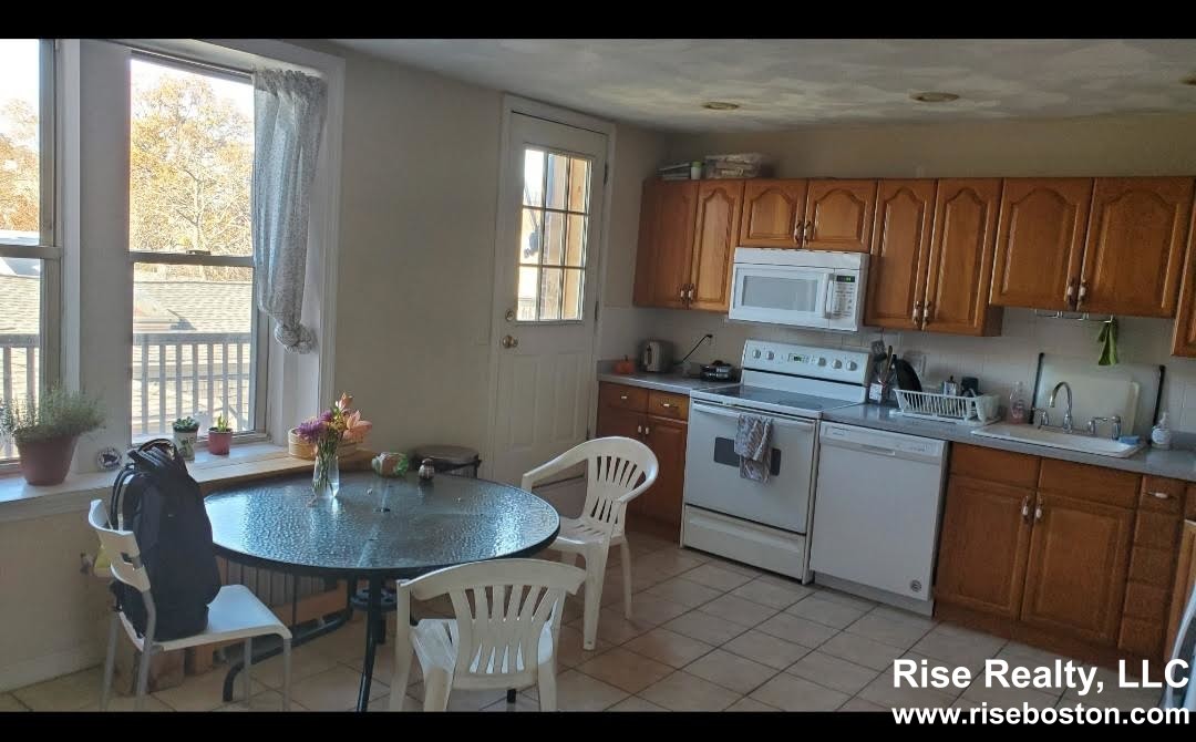 3.5 bed, 2 bath apartment for rent at 154 Harvard St Unit 7, Coolidge Corner — photo 10 of 11